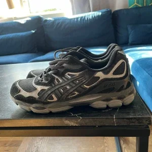 Svarta och grå Asics sneakers
