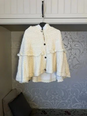 Vit stickad poncho med huva Axes femme
