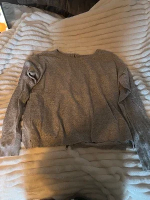 Grå tröja med dragkedja i bak från mbyM