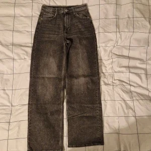 Grå jeans med vida ben från H&M