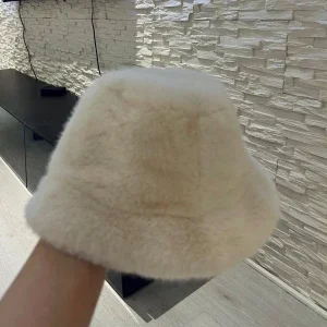 Beige pälsmössa