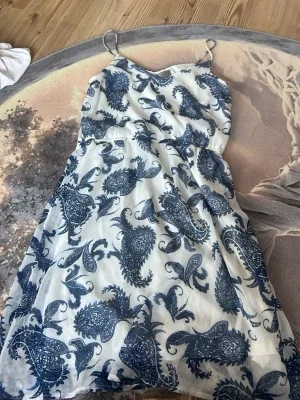 Vit och blå klänning från Vero Moda