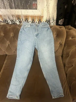 Ljusblå high waist mom jeans