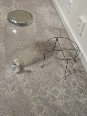 Glasbehållare med tappkran och ställning