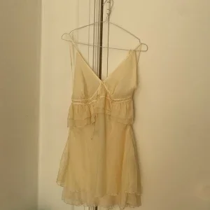 Blus med knytningar
