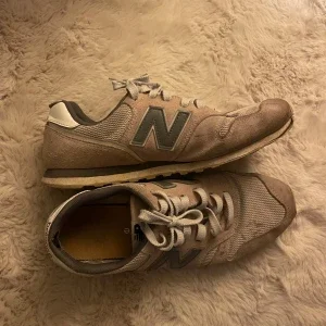 Beige New Balance sneakers med grå detaljer