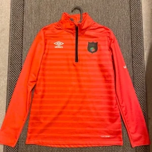 Röd Umbro träningströja
