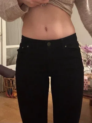 Svarta skinny jeans med hög midja