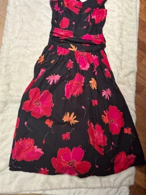 Svart klänning med stora blommor. Laura Ashley