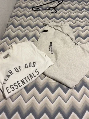 Grå tracksuit från Fear of God Essentials