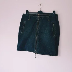 Mörk jeanskjol med dragkedjor från Joelle strl 40