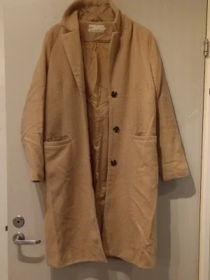 Beige kappa från NLY Trend, strl 34