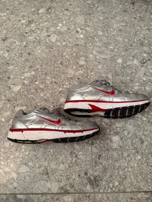 Nike silver och röda sneakers
