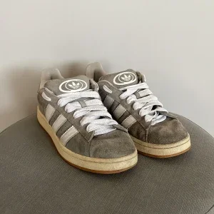 Grå Adidas Campus 00s
