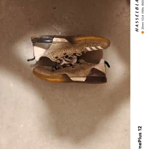 Beige sneakers från Adidas