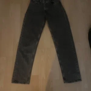 Svarta straight jeans mid waist W25 L30