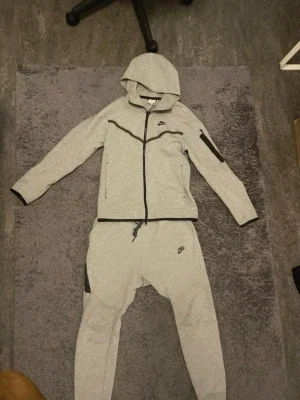 Grå Nike tech fleece tracksuit från Nike
