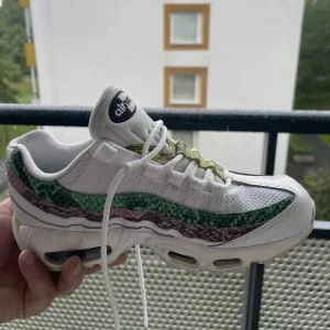 Nike Air Max 95 med gröna och rosa detaljer