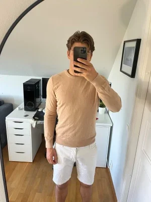 Beige stickad tröja från J. Lindeberg