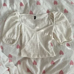 Vit blus med puffärm