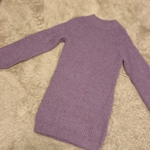 Lila stickad klänning från Cubus