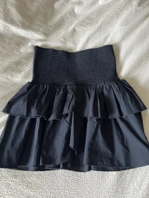 Marinblå volangkjol med smock