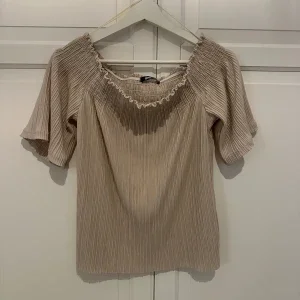 Beige blus från Gina Tricot