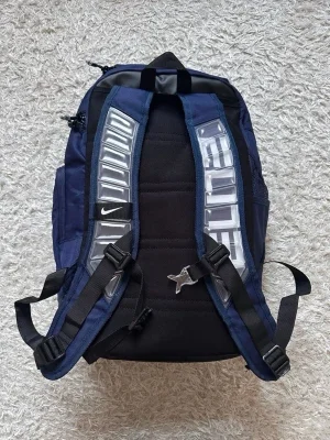 Mörkblå Nike ryggsäck med vita detaljer