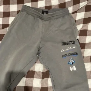 Grå mjukisbyxor från Hoodrich S