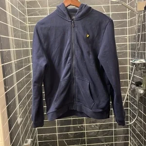 Mörkblå hoodie från Lyle & Scott
