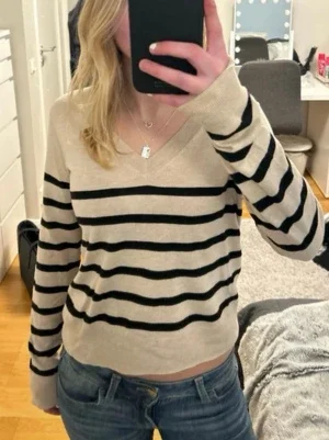 Beige randig tröja med V-ringning