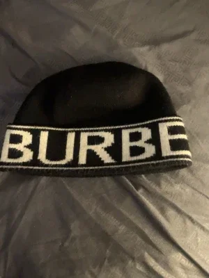 Svart mössa från Burberry