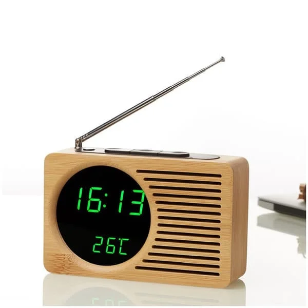 Retro nattbord i tre med klokkeradio, lat, stillegående vekkerklokke, elektronisk klokke, kreativ gave.
