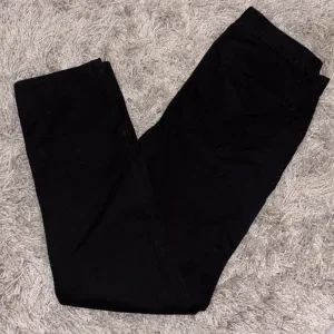 Svarta slim fit byxor från H&M