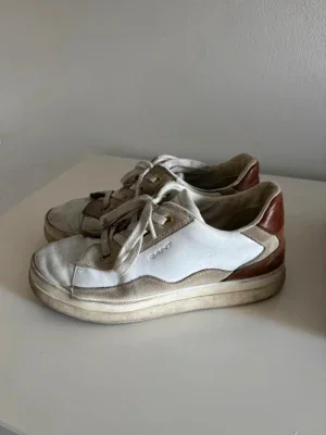 Vita och beige sneakers från Gant