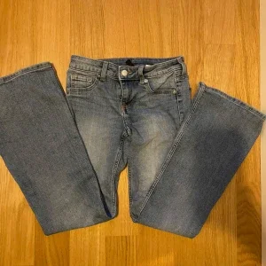 Low waist bootcut jeans från hm