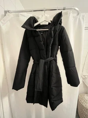 Svart lång vinterjacka storlek xs från Veromoda