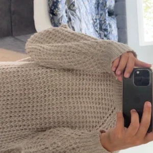 Beige stickad tröja med ballongärm