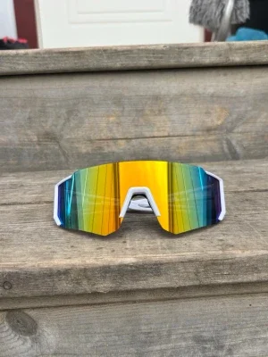 Vita sportiga solglasögon med spegelglas