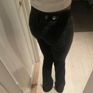 Utsvängda svarta jeans från pepe jeans med låg midja