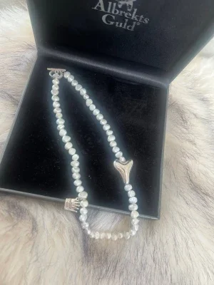 Pärlhalsband från Pearls for Girls.Äkta sötvattenspärlor