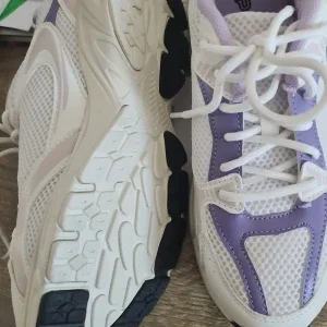 Vita och lila sneakers med mesh