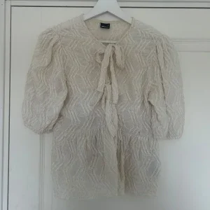 Beige blus med knyt och puffärm
