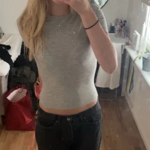 Grå tajt topp