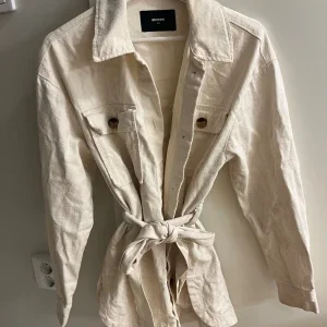 Beige kappa från Bik Bok med bälte