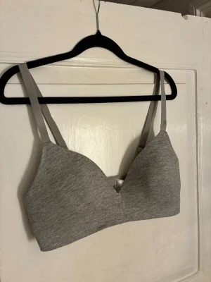 Grå bygellös BH från H&M