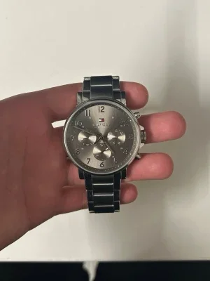 Silverfärgad Tommy Hilfiger klocka