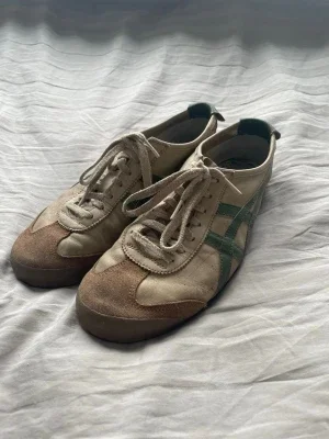 Beige Onitsuka Tiger sneakers med gröna detaljer