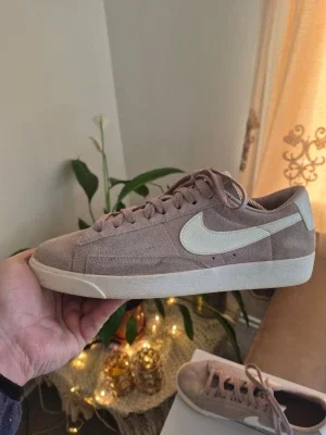 Nike suede Blazer Low i ljus rosa mocka Eur 41