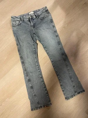 Lite utsvängda jeans